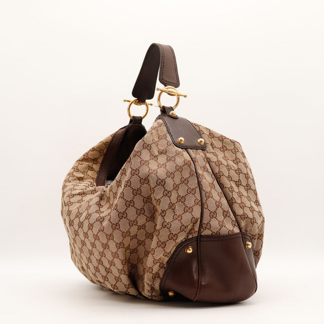 Détail des coins inférieurs en cuir marron Gucci Hobo Horsebit occasion authentique — AMANA Vintage