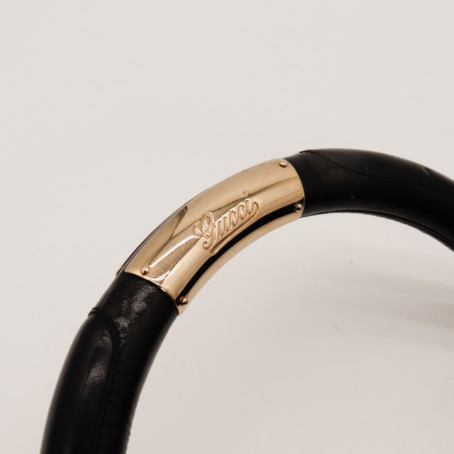 Détail anse cuir plaque Gucci signature Indy Hobo — AMANA Vintage