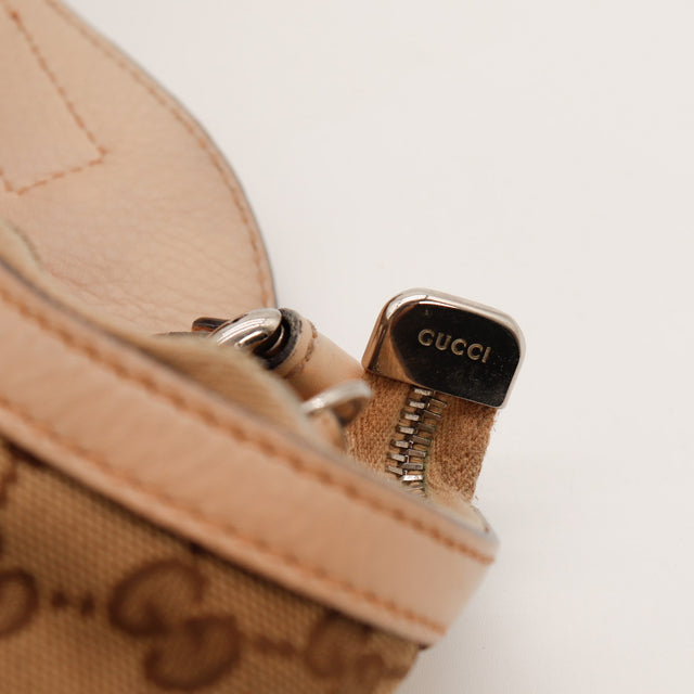 Détail zip signé Gucci sur sac Hobo toile monogrammée — AMANA Vintage