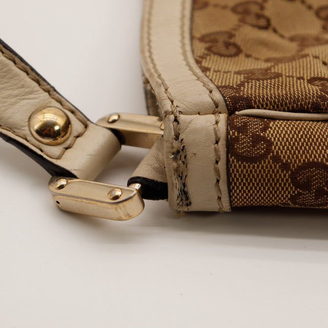 Détail attache d'anse et cuir ivoire du sac Gucci Hobo Web occasion authentique — AMANA Vintage