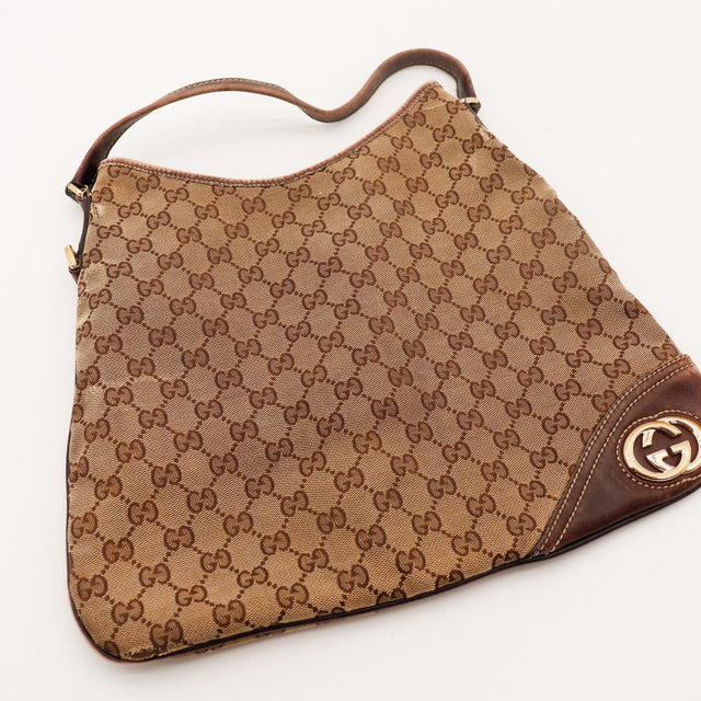 Détail coin cuir et logo doré Gucci Hobo toile monogrammée — AMANA Vintage