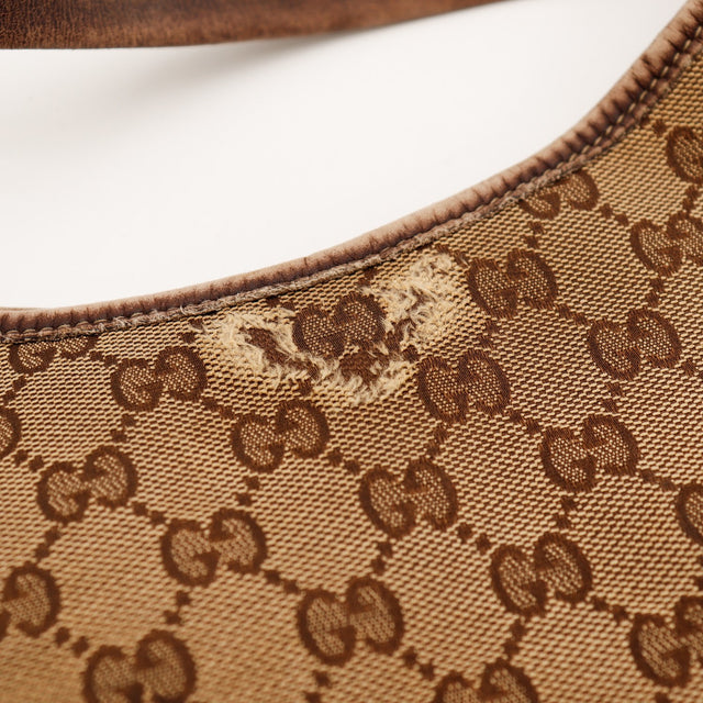 Détail usure de la toile monogrammée sac Gucci Hobo — AMANA Vintage