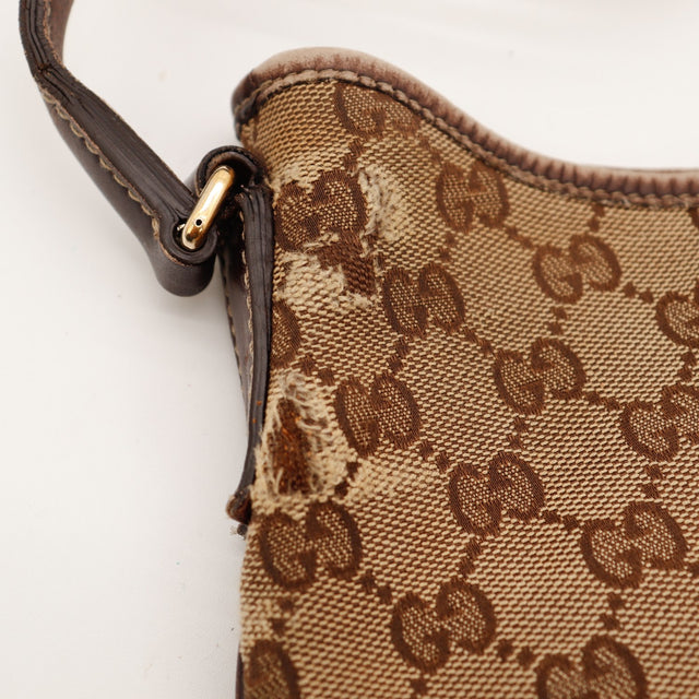 Détail attache d'anse et toile usée sac Gucci Hobo — AMANA Vintage