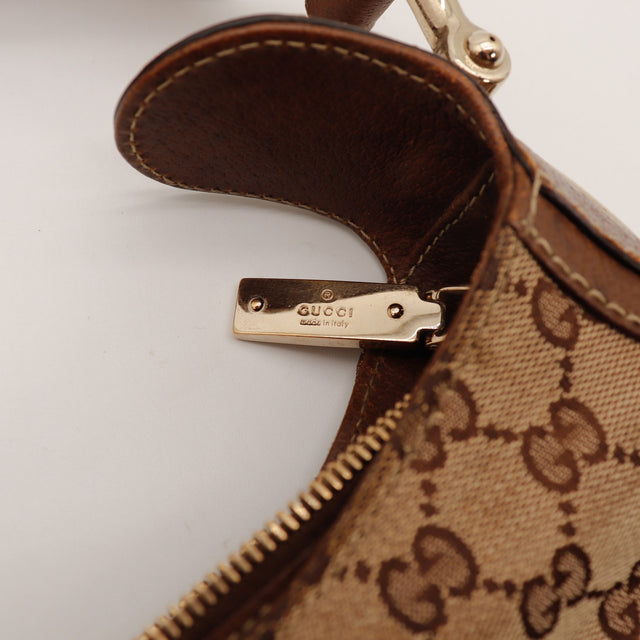 Détail plaque Gucci et fermeture éclair du sac Hobo — AMANA Vintage