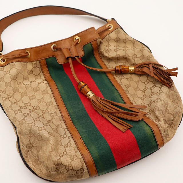 Vue plongeante du sac seau Gucci Web cordon et pompons — AMANA Vintage