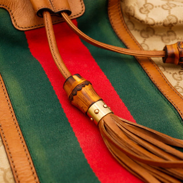 Détail pompon bambou et bande Web Gucci — AMANA Vintage