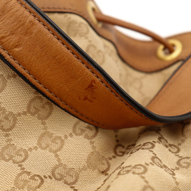 Détail anse cuir cognac et œillet doré Gucci — AMANA Vintage