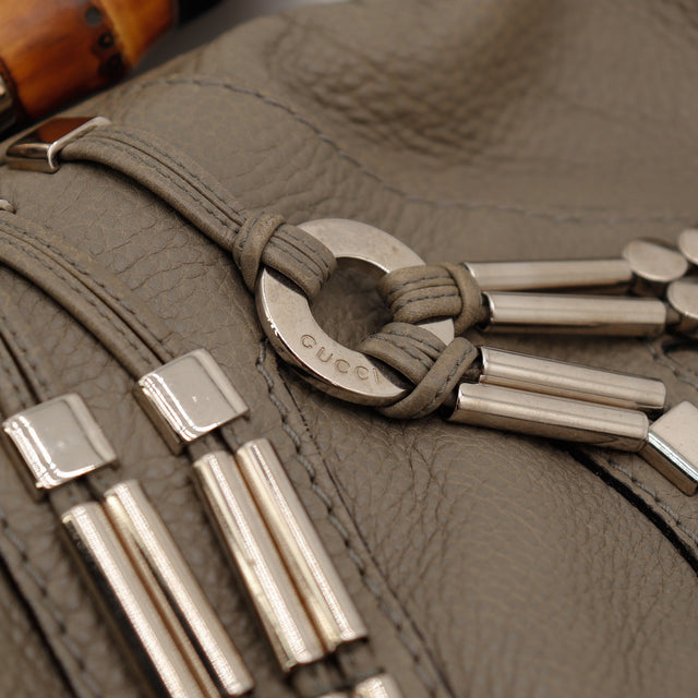 Détail ornements métalliques et anneau Gucci Indy Hobo — AMANA Vintage
