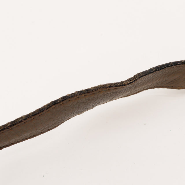 Détail bord de la bandoulière usé Gucci Indy Hobo — AMANA Vintage