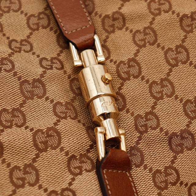 Détail fermoir piston doré Gucci New Jackie — AMANA Vintage
