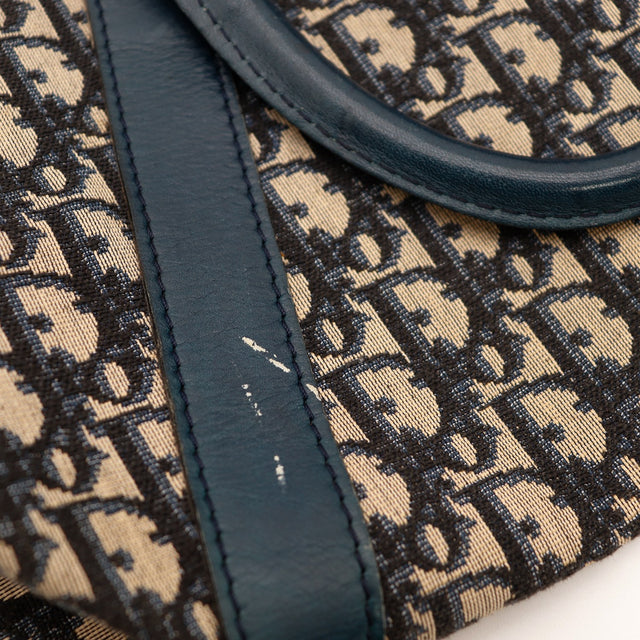Détail traces blanches sur sangle cuir Dior Boston Trotter occasion authentique — AMANA Vintage