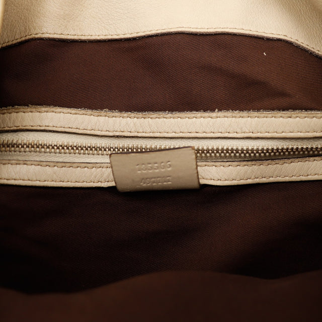 Intérieur doublure et étiquette numéro de série Gucci Indy Hobo — AMANA Vintage