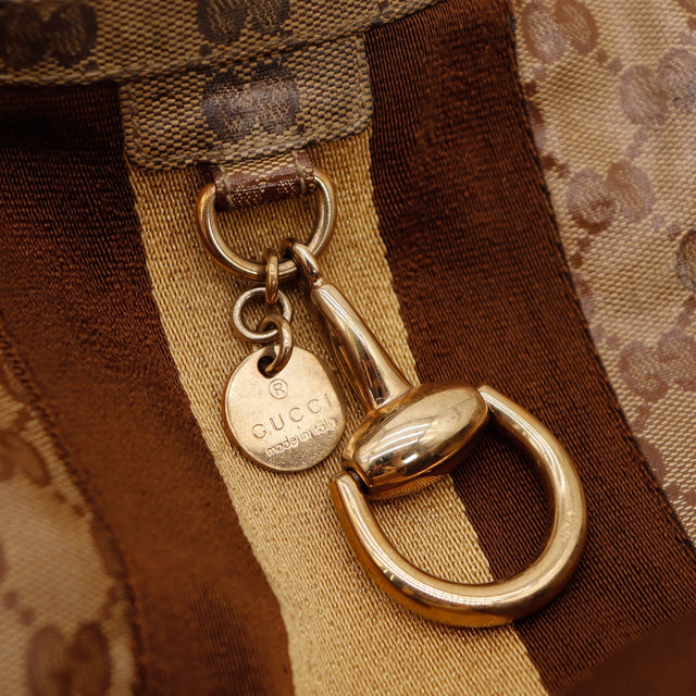 Détail breloque Horsebit dorée Gucci Hobo Web occasion authentique — AMANA Vintage