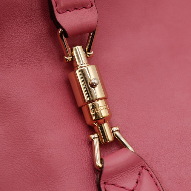 Detail fermoir piston dore Gucci New Jackie occasion authentique — AMANA Vintage