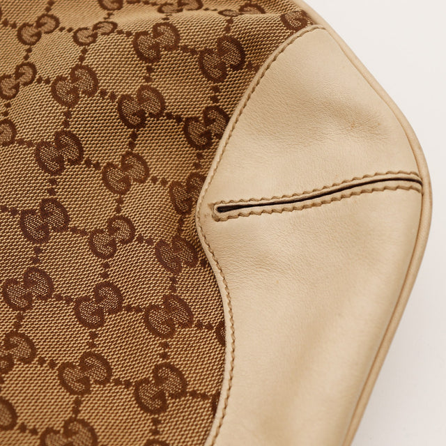 Détail coin cuir ivoire sac Gucci Hobo Bambou occasion authentique — AMANA Vintage