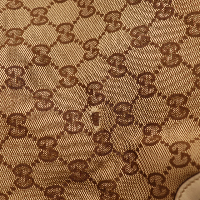 Détail marque sur la toile monogrammée Gucci Hobo Bambou occasion authentique — AMANA Vintage