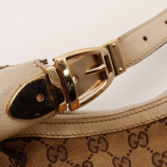 Détail boucle dorée de l'anse Gucci Hobo Demi Lune — AMANA Vintage