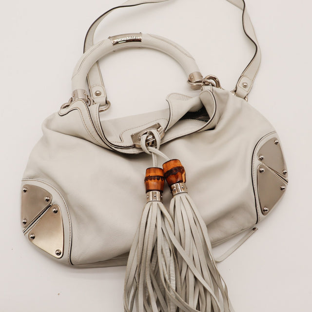 Sac Gucci Indy Hobo cuir ivoire vue de dessus pompons bambou — AMANA Vintage