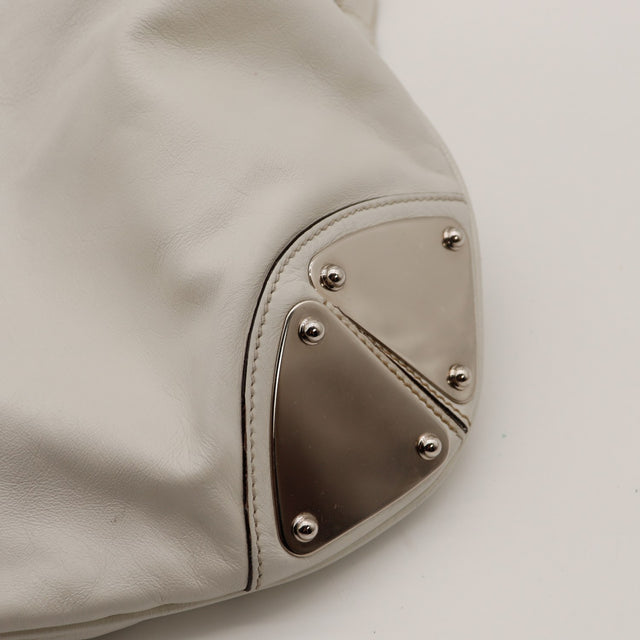 Détail plaques métalliques et cuir ivoire sac Gucci Indy Hobo — AMANA Vintage