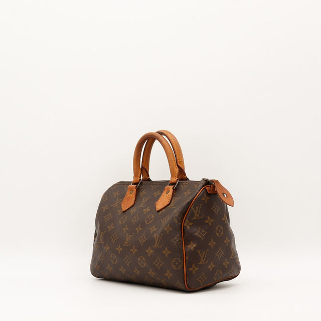 Sac Louis Vuitton Speedy 25 vue trois quarts cuir vachette patine caramel — AMANA Vintage
