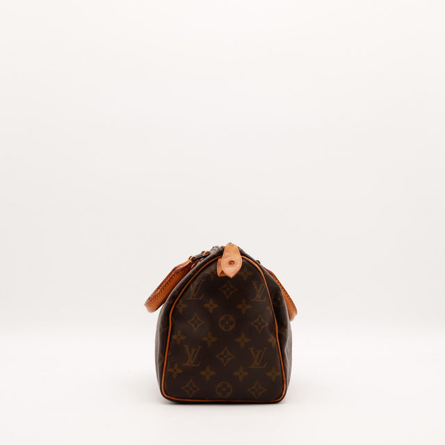 Vue de profil droit Louis Vuitton Speedy 30 cuir vachette patine caramel — AMANA Vintage
