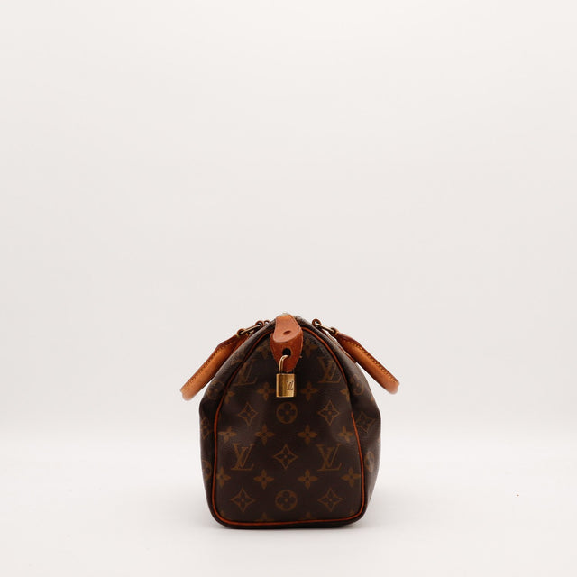 Vue de côté Louis Vuitton Speedy 25 cadenas doré languette cuir — AMANA Vintage
