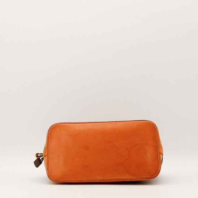 Détail cuir vachette du fond Louis Vuitton Alma PM patine caramel — AMANA Vintage