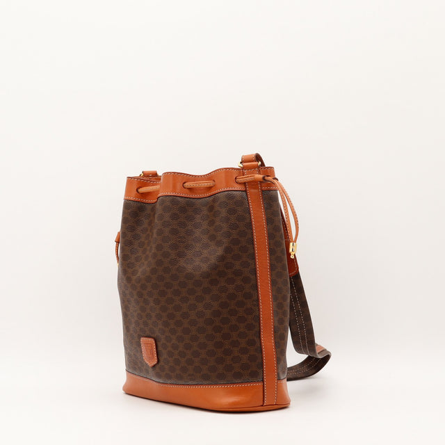 Sac Céline Seau Macadam cuir cognac vue de trois quarts occasion authentique — AMANA Vintage