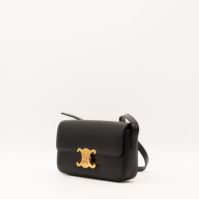 Sac Céline Triomphe Classique cuir noir vue de trois quarts occasion authentique — AMANA Vintage