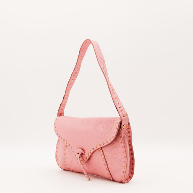 Sac Céline clouté cuir vieux rose vue de trois quarts occasion authentique — AMANA Vintage