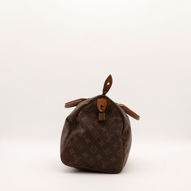Vue de côté Louis Vuitton Speedy 30 avec languette cadenas et fermeture éclair — AMANA Vintage