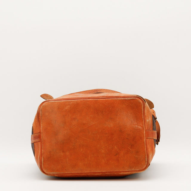 Détail d'un coin inférieur Louis Vuitton Noé cuir vachette occasion authentique — AMANA Vintage