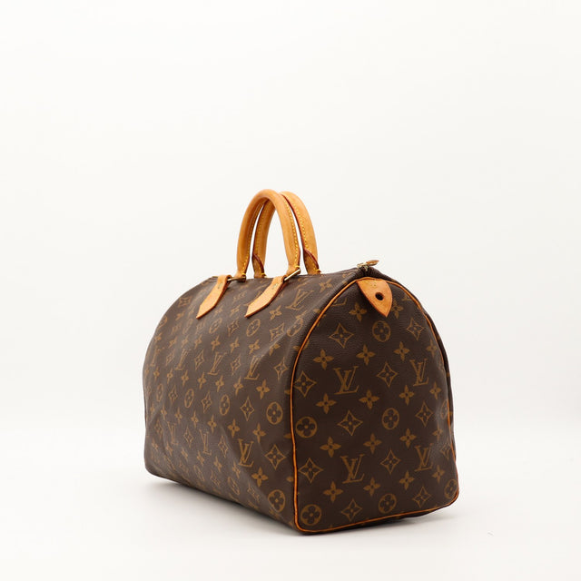 Louis Vuitton Speedy 35 vue de trois quarts gauche toile Monogram patine caramel — AMANA Vintage