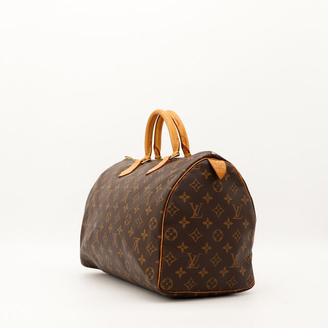 Louis Vuitton Speedy 35 vue de trois quarts droit patine vachette caramel — AMANA Vintage