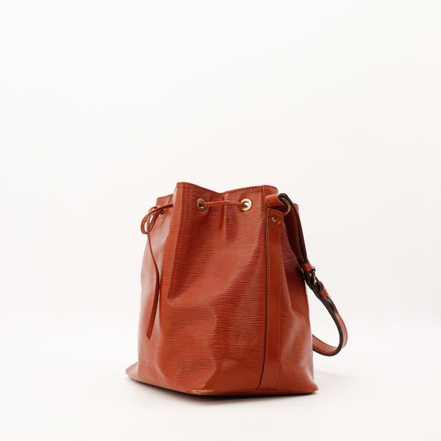 Louis Vuitton Petit Noe Epi Marron vue trois quarts gauche avec bandouliere — AMANA Vintage