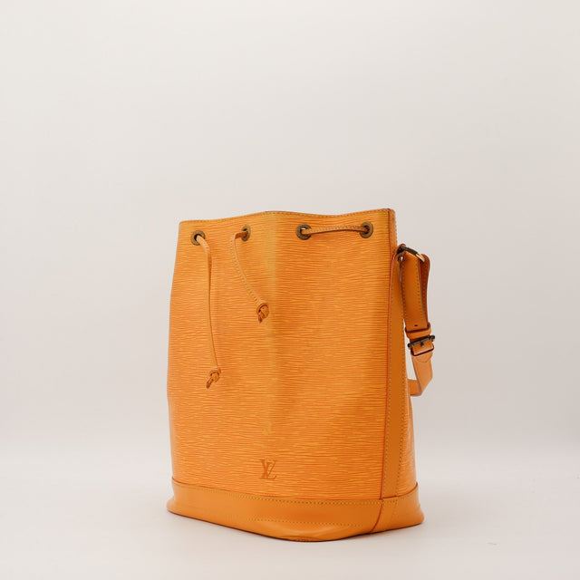 Louis Vuitton Noe Epi jaune vue de trois quarts bandouliere reglable occasion — AMANA Vintage