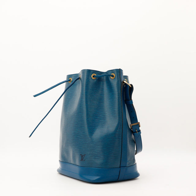 Louis Vuitton Noe Epi bleu vue de trois quarts avec bandouliere — AMANA Vintage