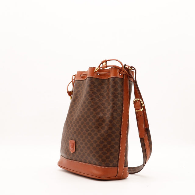 Sac seau Celine Macadam vue trois quarts côté droit bandoulière réglable — AMANA Vintage