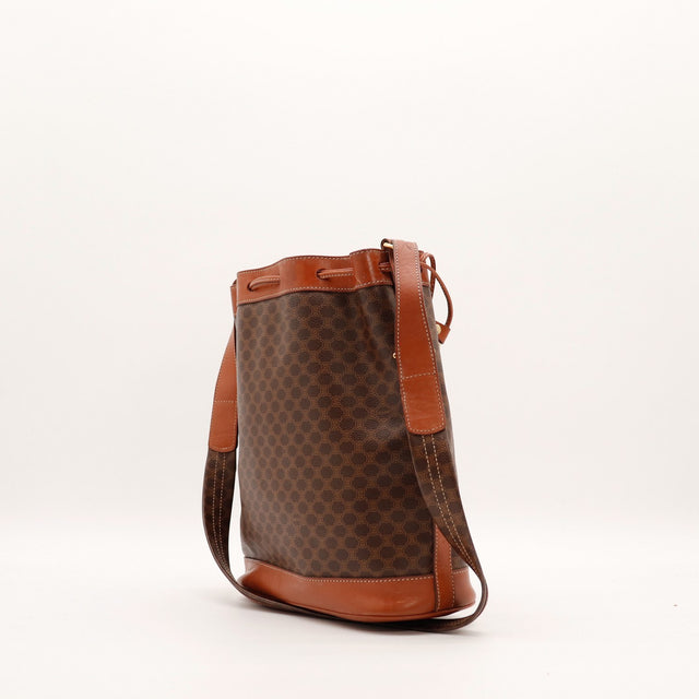 Sac seau Celine Macadam vue trois quarts côté gauche cuir cognac — AMANA Vintage