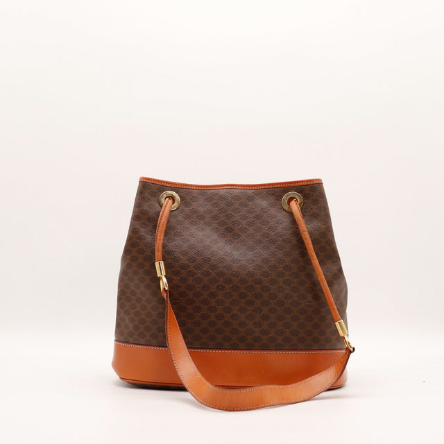 Vue de face sac seau Céline Macadam avec bandoulière réglable cognac — AMANA Vintage