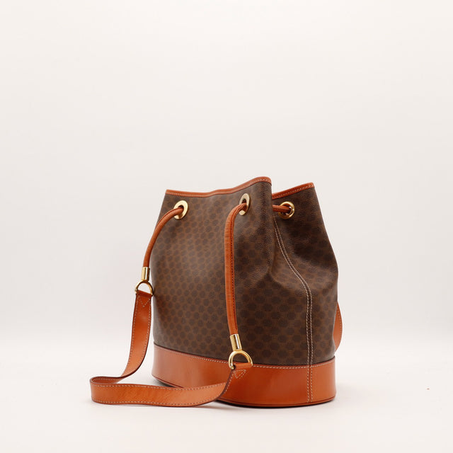 Vue de profil sac seau Céline Macadam bandoulière cuir cognac dorure vintage — AMANA Vintage