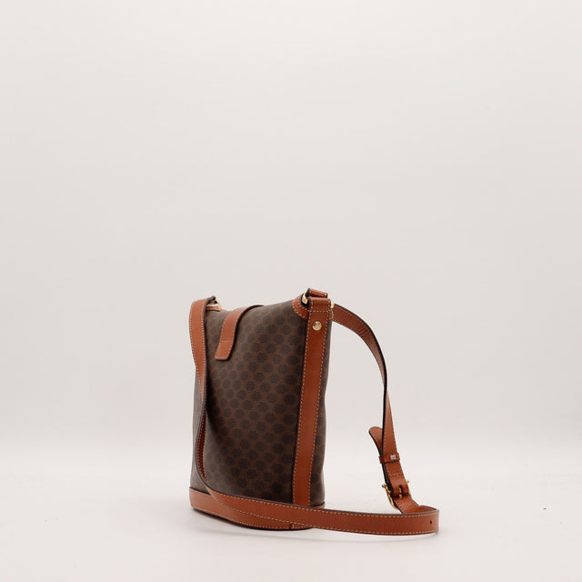 Seau Celine Macadam vue de côté détail cuir cognac coutures blanches — AMANA Vintage