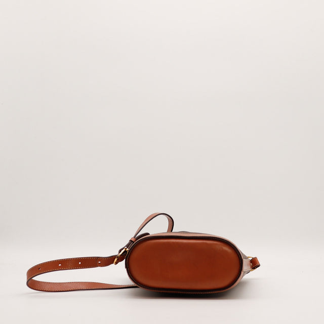 Seau Celine Macadam vue de dessous fond ovale cuir cognac — AMANA Vintage