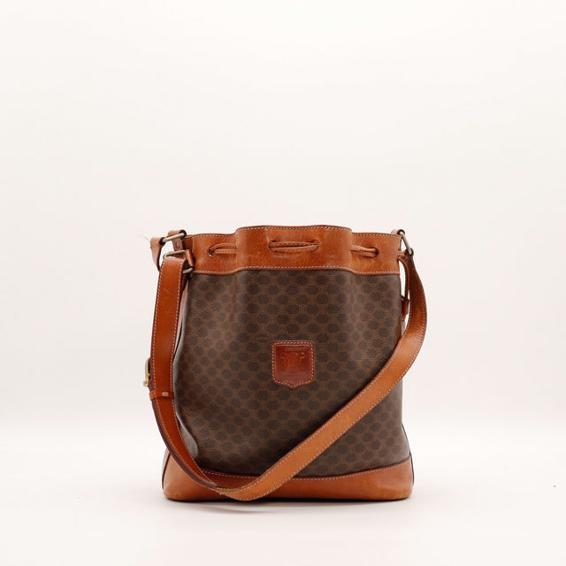 Sac seau Celine Macadam vue de face toile monogrammée marron bandoulière cuir cognac occasion authentique — AMANA Vintage