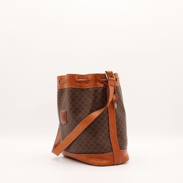 Sac seau Celine Macadam vue de trois quarts gauche fermeture coulissante cuir cognac — AMANA Vintage