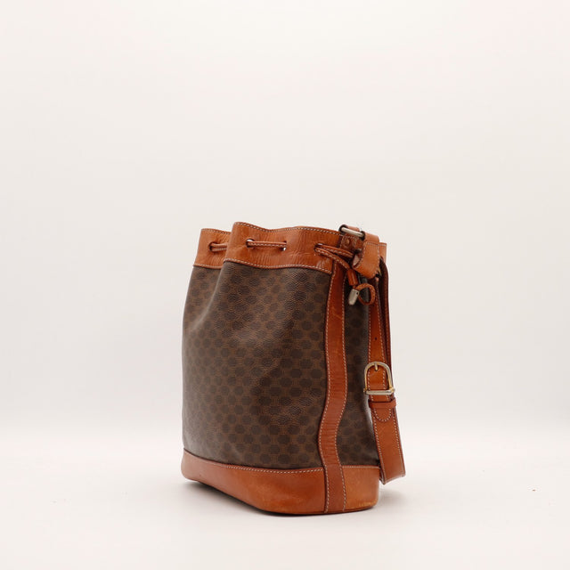 Sac seau Celine Macadam vue de trois quarts droit détail cuir et quincaillerie — AMANA Vintage