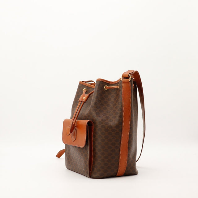 Vue de trois quarts sac seau Celine Macadam cuir naturel vintage — AMANA Vintage