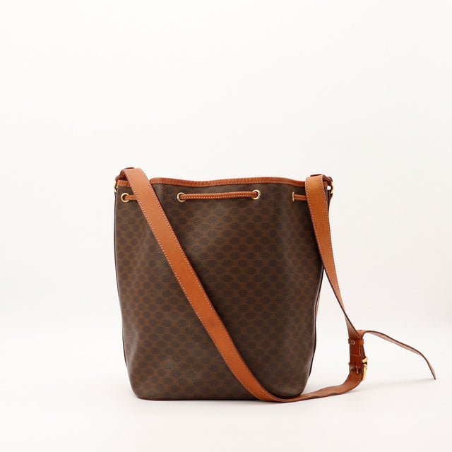 Vue de dos sac seau Celine Macadam avec bandouliere reglable — AMANA Vintage