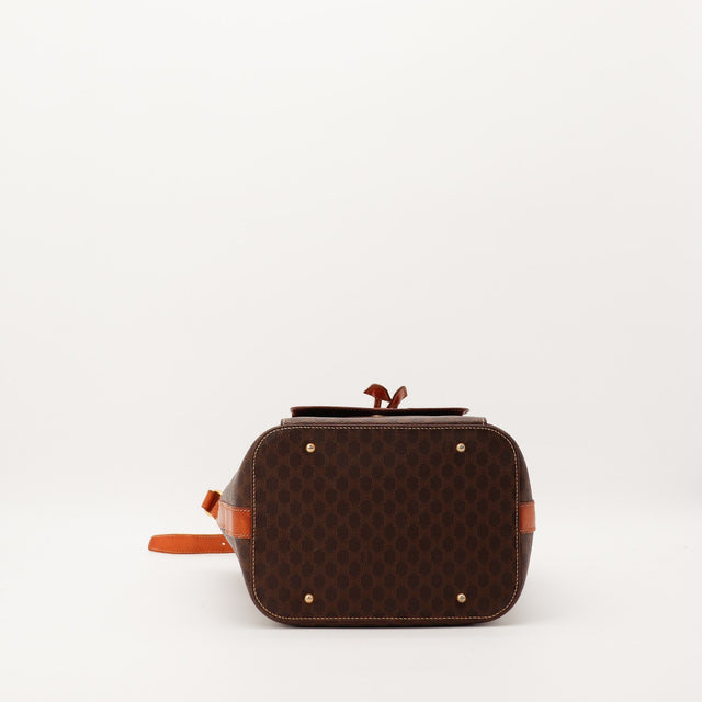 Vue du dessous sac seau Celine Macadam pieds metalliques dores — AMANA Vintage