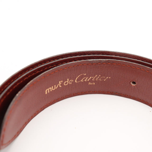 Détail marquage Must de Cartier Paris sur cuir bordeaux occasion authentique — AMANA Vintage